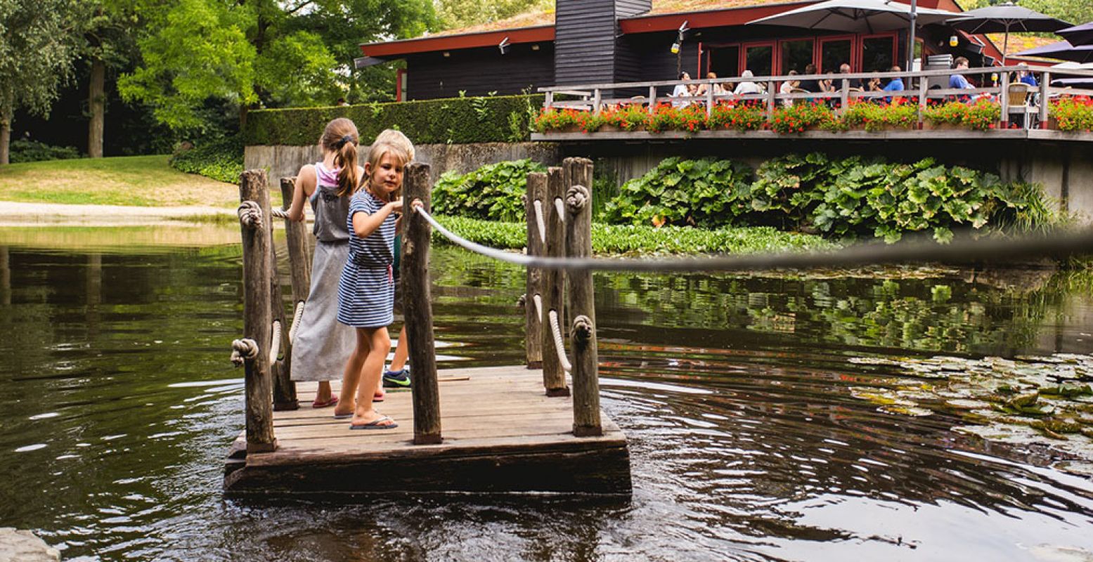 Ook kinderen vermaken zich prima in de Kasteeltuinen van Arcen. In juli en augustus mogen ze zelfs gratis mee. Tip: ga in juli op donderdag, dan zijn de tuinen ook 's avonds open! Foto: Kasteeltuinen Arcen