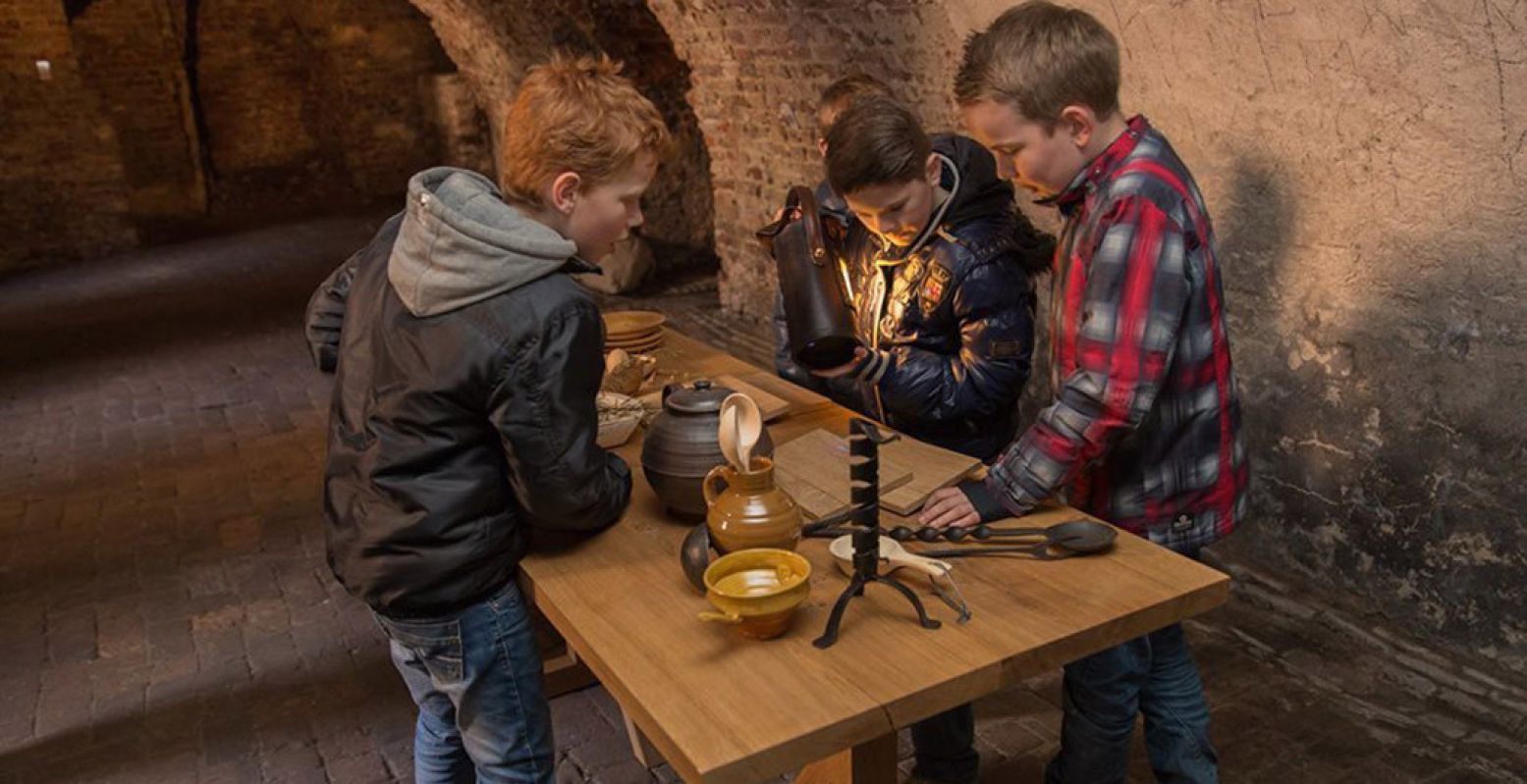 Tijdens de paasdagen openen kastelen hun poorten met leuke activiteiten! Zoals Kasteel Hernen, waar het paaseieren zoeken extra leuk is met de pratende lamp die je alles vertelt over het kasteel. Foto: Kasteel Hernen