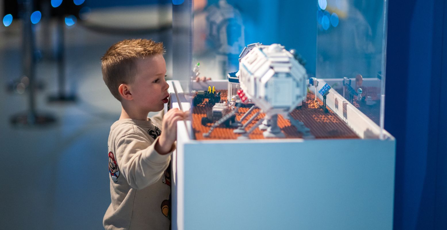 LEGO-plezier voor jong en oud met vele voertuigen gemaakt van duizenden gekleurde blokjes. Foto: CODA Museum