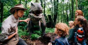 Ga op avontuur in het vernieuwde Dinobos Ga deze herfstvakantie op avontuur in het dinotijdperk. Foto: DierenPark Amersfoort © Jessie Kamp