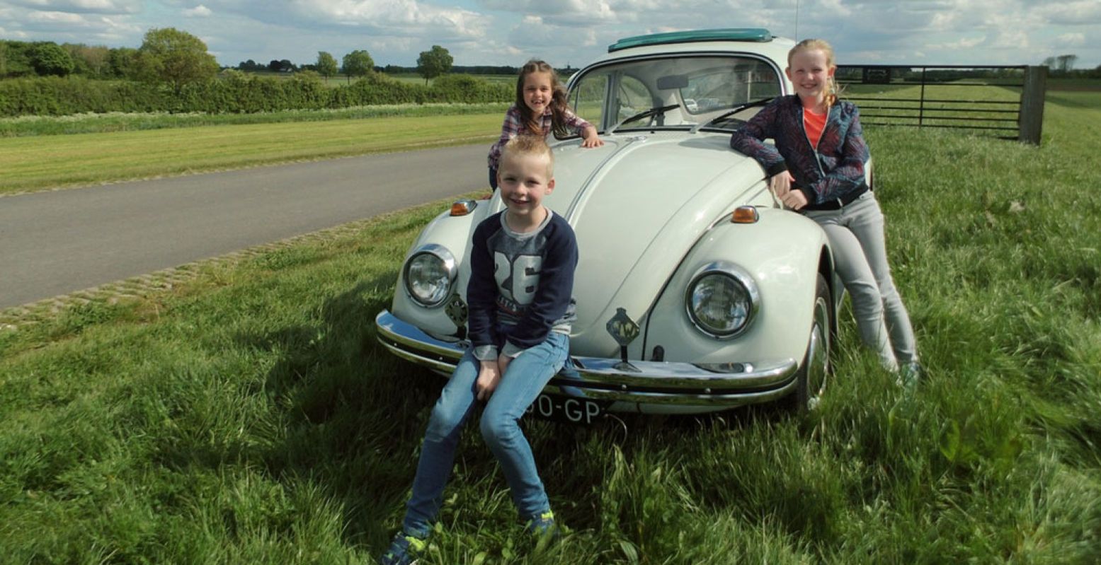 Huur een klassieke Volkswagen en ga eropuit met het hele gezin. Foto: Vintagecars Wapenveld