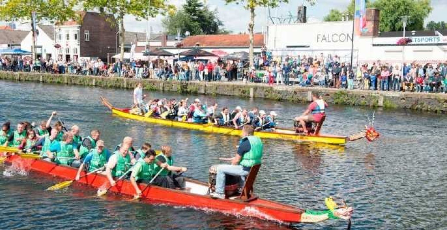 Spektakel in een drakenboot. Foto: Drakenbootfestival Tilburg