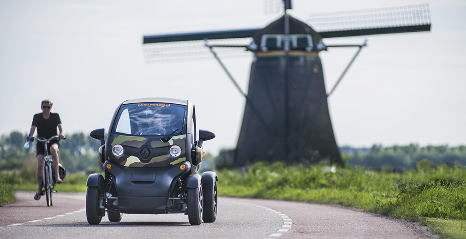 Met de GPS Tour van Renzy race je in een elektrische Twizy langs prachtige oer-Hollandse taferelen. Foto: Renzy.