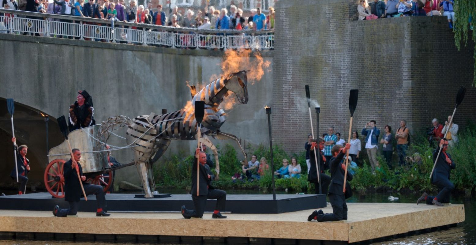 Neem plaats aan de oever van de Dommel en zie een wonderlijke armada van vaartuigen en objecten langskomen. Allemaal geïnspireerd op de schilderijen van Jeroen Bosch. Foto: Bosch Parade © Ben Nienhuis.