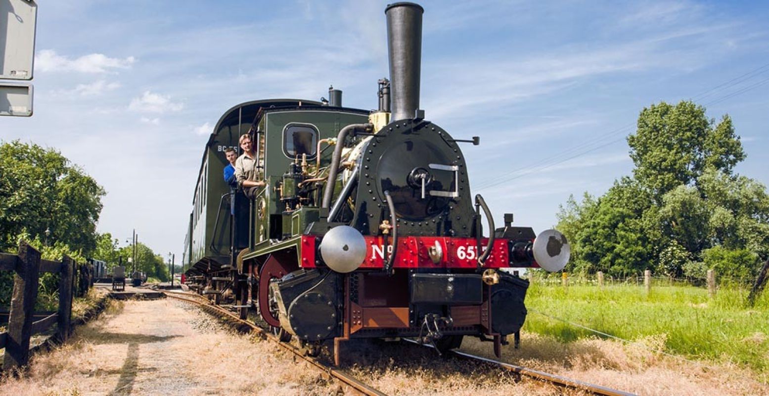 Rijd in augustus mee in de oudste nog rijdende locomotief van Nederland. Foto: Museumstoomtram Hoorn-Medemblik.