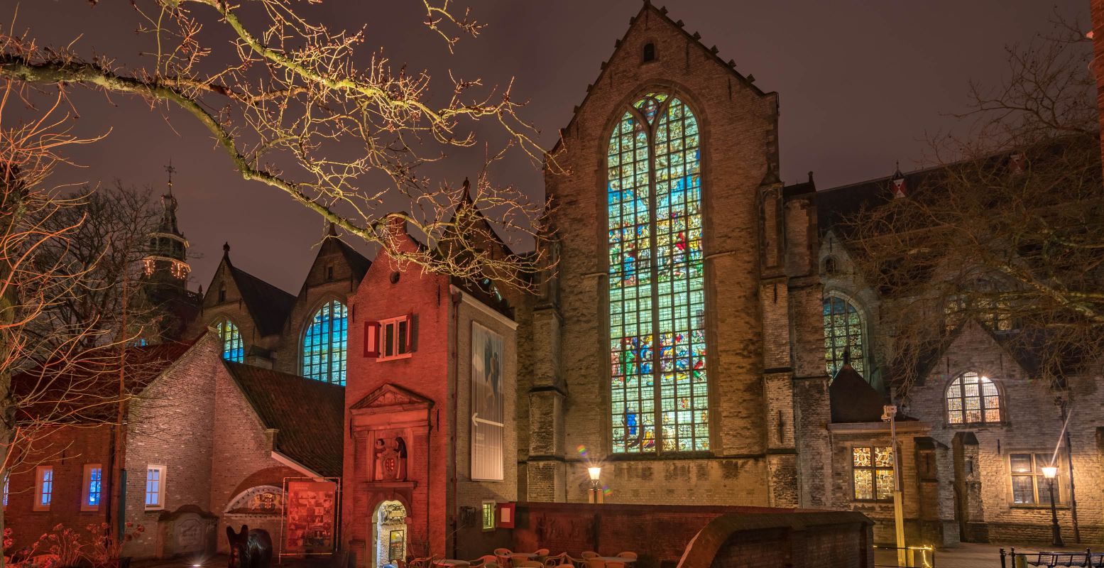 De ramen van de Sint-Janskerk zijn prachtig verlicht. Foto: VVV Gouda