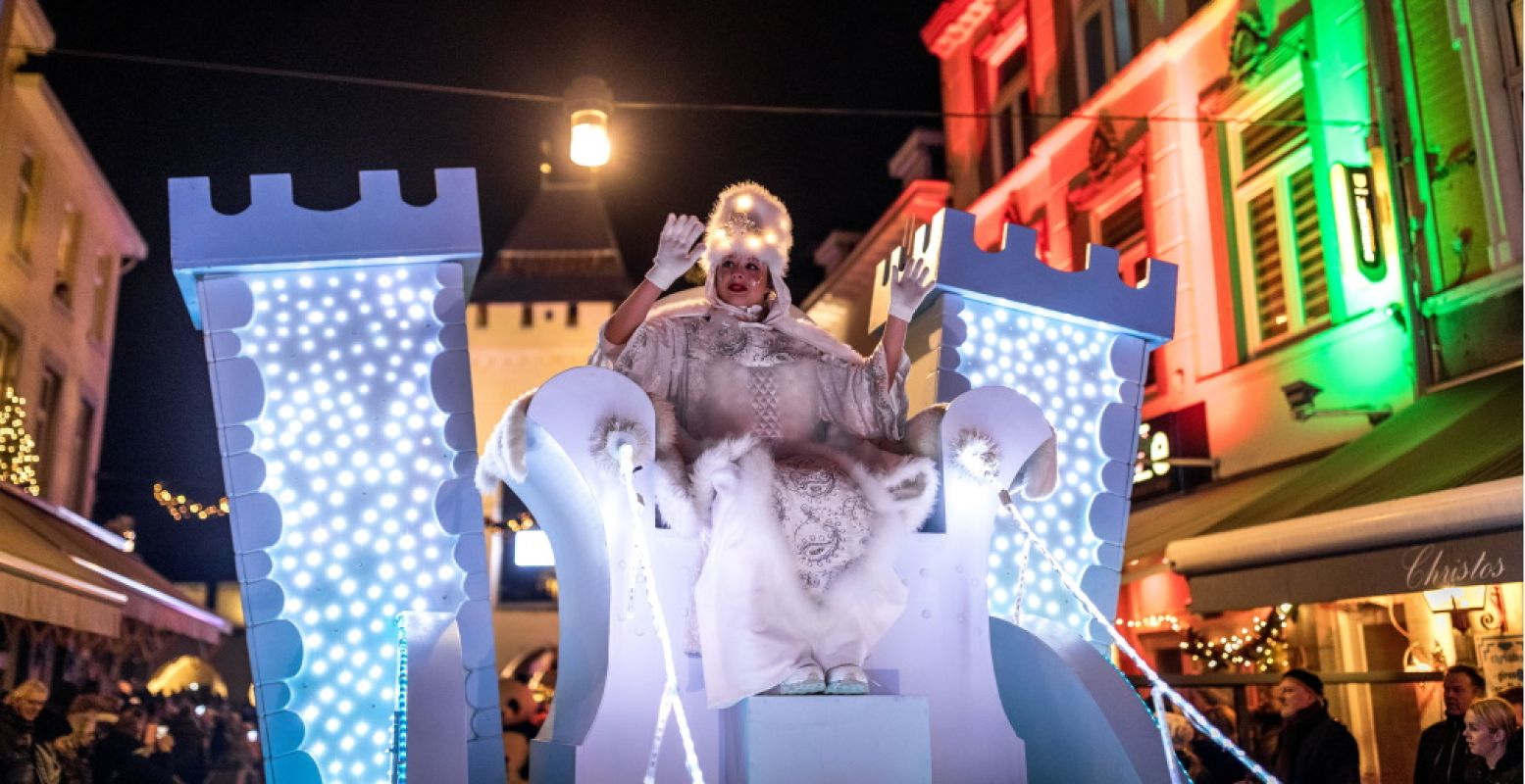 De kleurrijke Christmas Fairytale Parade maakt van Valkenburg een echte sprookjesstad. Foto: Ad Utens.