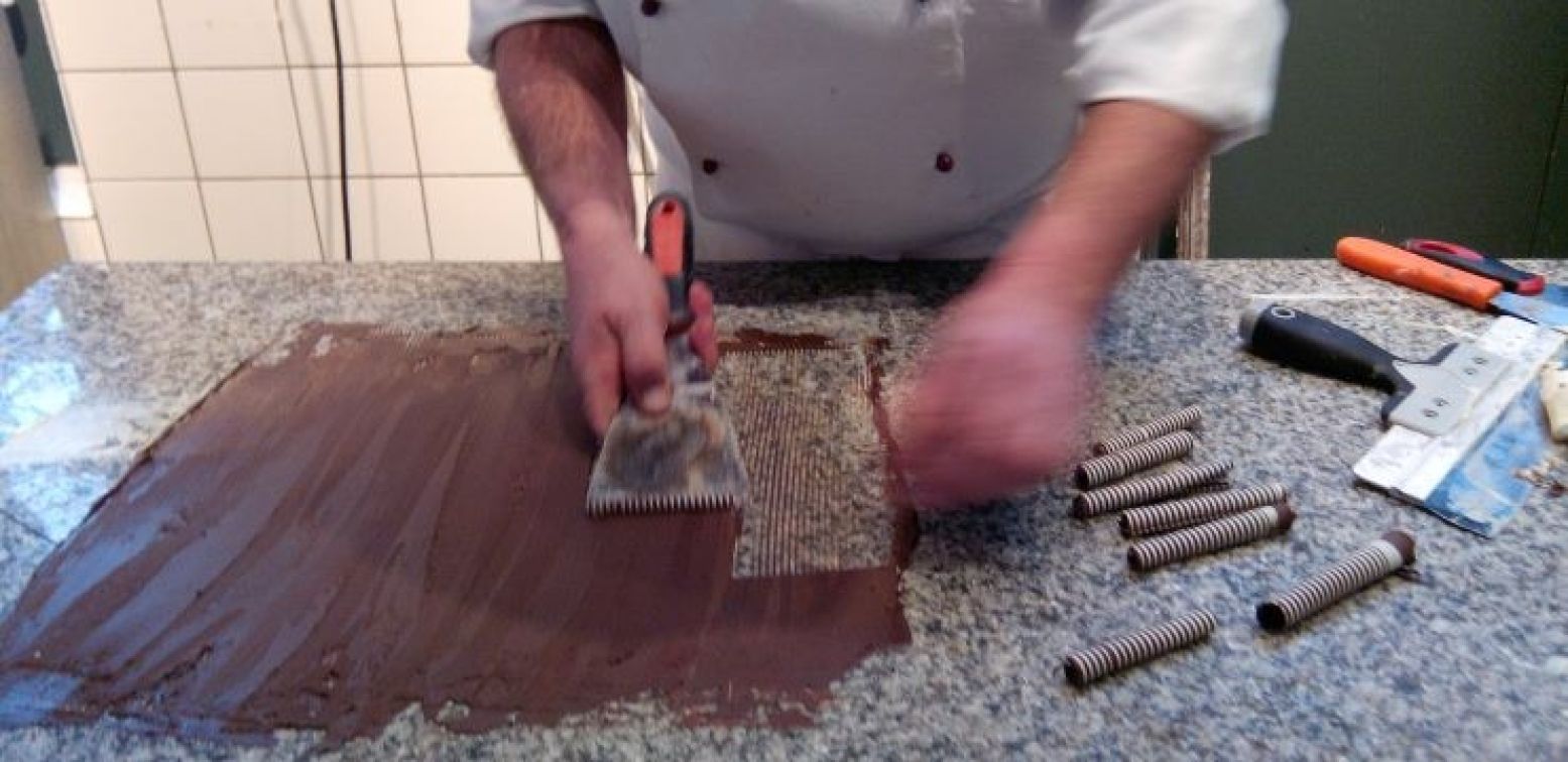 In een handomdraai maakt Adri Ras leuke chocoladerolletjes, als decoratie of als lekkernij bij de koffie. Foto: DagjeWeg.NL