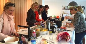 Over de foto: Lekker aan de kook met collega's! Foto: Kookparty Lekker aan de kook met collega's! Foto: Kookparty