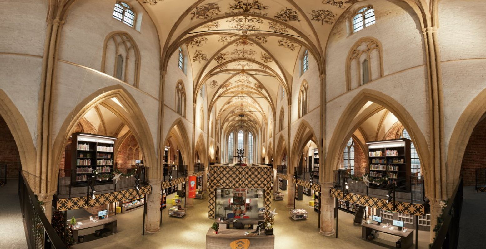 Misschien wel de mooiste bibliotheek van het land? Loop binnen in de Broederenkerk, nu in gebruik als openbare bibliotheek. Foto: InZutphen