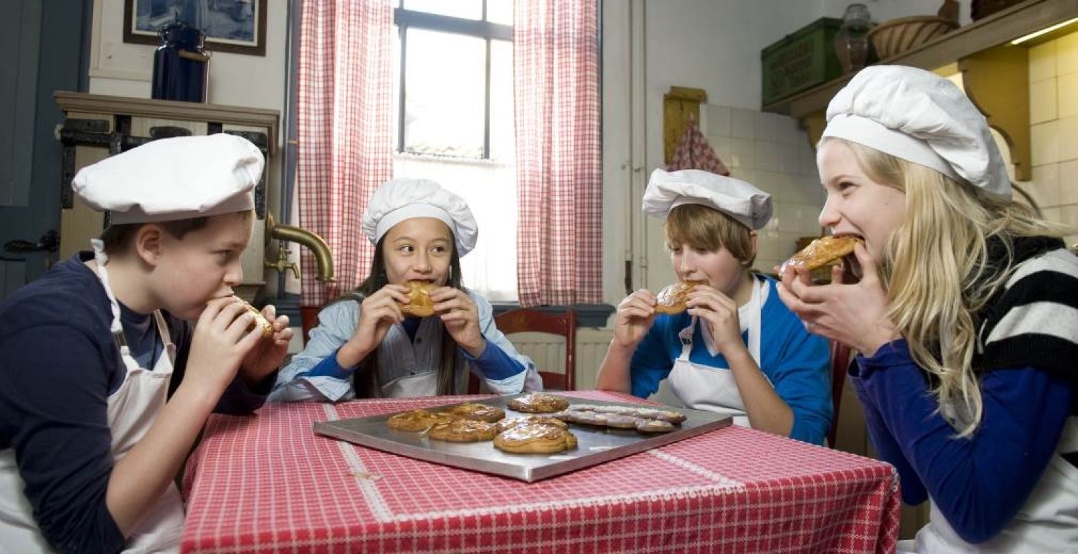 Heerlijk smullen van speculaas. Foto: Nederlands Bakkerijmuseum