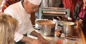 Verse koekjesgeur in het Bakkerijmuseum De bakker laat zien hoe je de lekkerste koekjes kan bakken. Foto: DagjeWeg.NL.