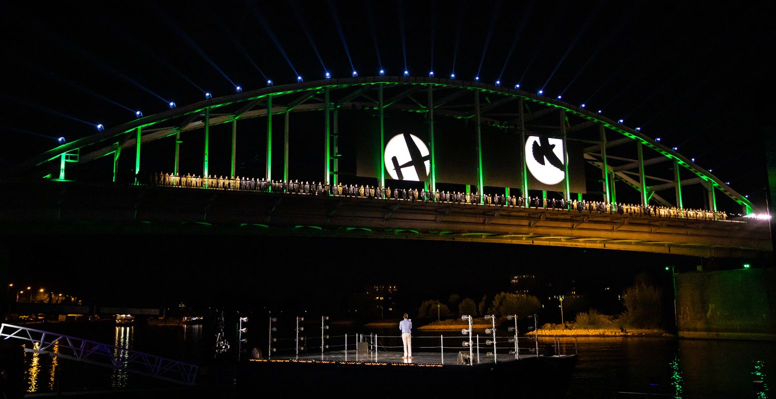 Bridge to Liberation is een indrukwekkende herdenking met veel spektakel. Foto: Chiel Eijt