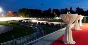 Vijf bijzondere vergaderlocaties in België Bijeenkomst in stijl met uitzicht op het circuit. Foto: Karting Genk.
