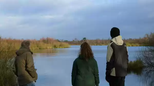 Stiltewandeling De Groote Peel boswachters kijken over een meer | Foto ge&uuml;pload door gebruiker Staatsbosbeheer.