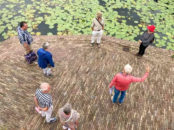 Volg de gids naar bijzondere plekken. Foto: Foto: Leerdam glasstad © Mirja van Dijk Volg de gids naar bijzondere plekken. Foto: Foto: Leerdam glasstad © Mirja van Dijk