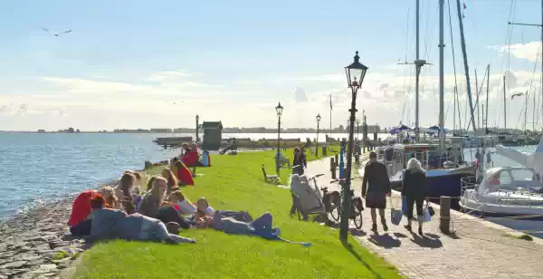 Het beste uit Volendam: voorbij de klederdracht en de paling Kom naar Volendam voor een idyllisch dagje weg. Foto: Immo Wegmann via Unsplash