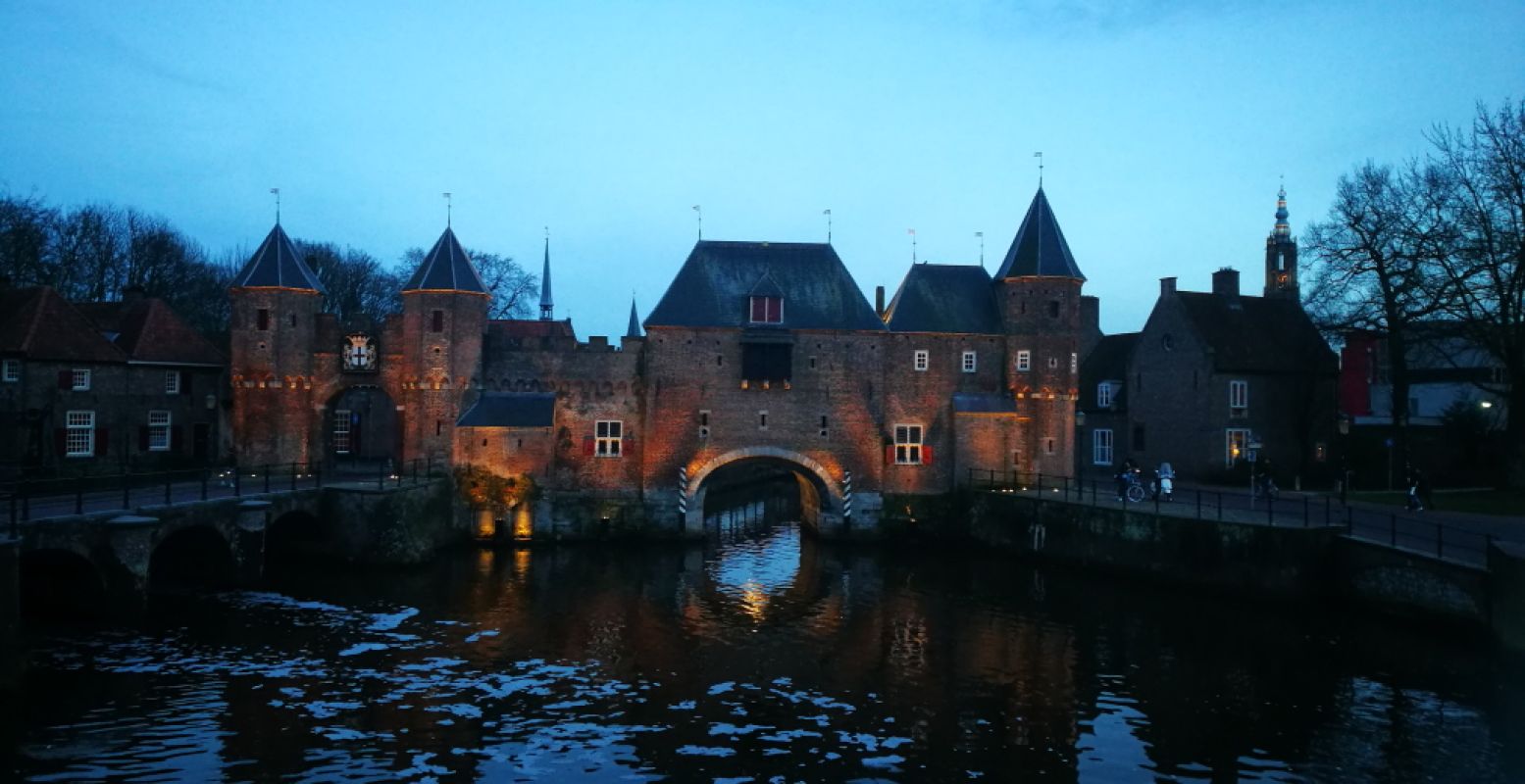 Een must-see en de perfecte plek voor een romantische kus: de Koppelpoort in Amersfoort. Foto: DagjeWeg.NL, Coby Boschma.