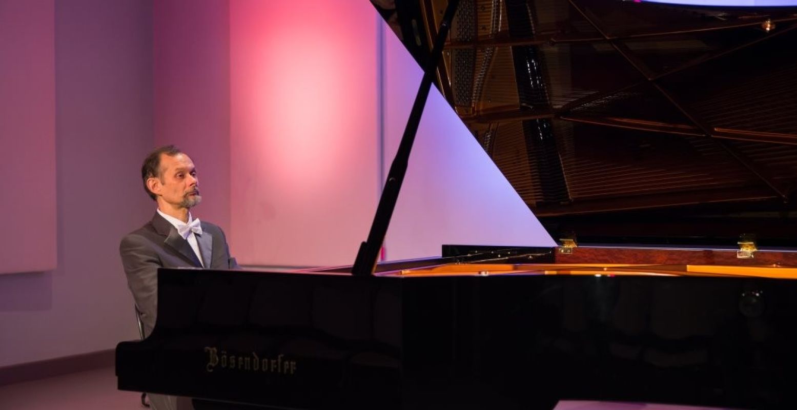 Enrico Pace op de vleugel in de Edesche Concertzaal. Foto: Edesche Concertzaal