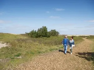 Wandelen in de duinen van Ameland.