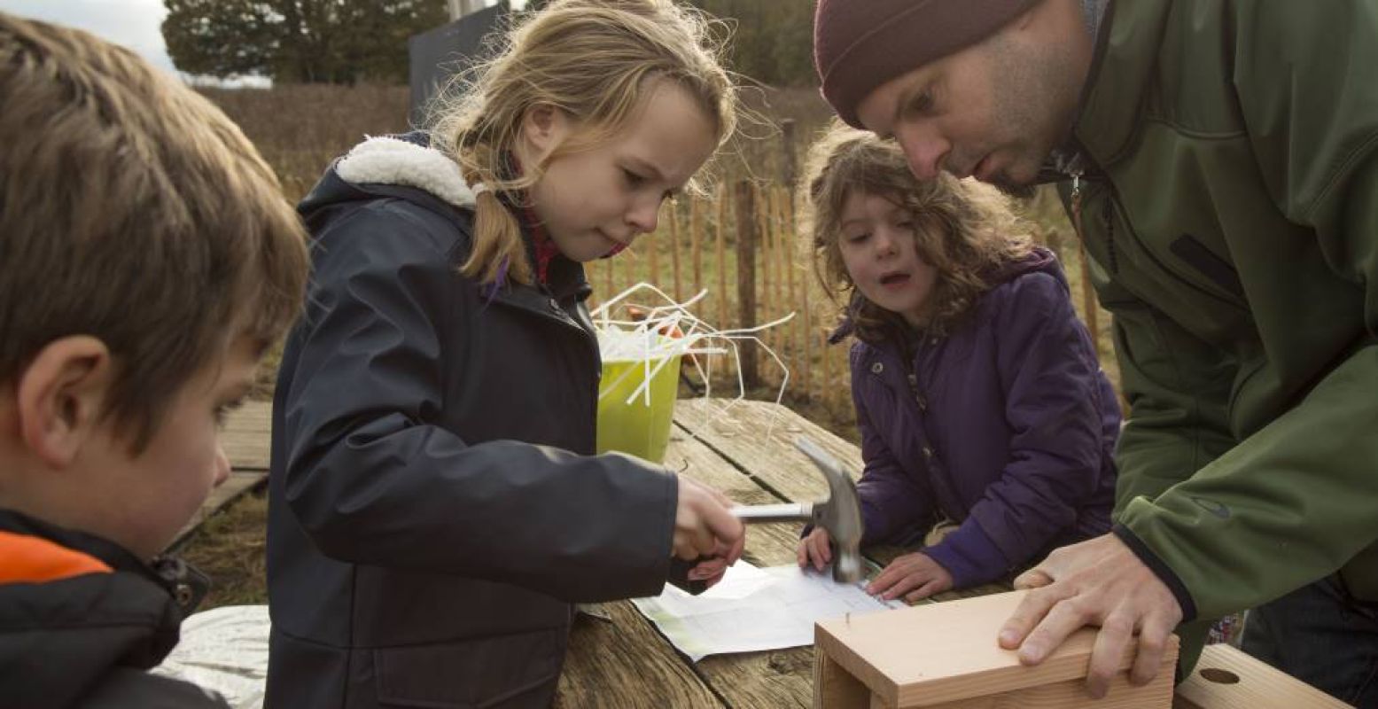 Aan de slag met nestkastjes. Foto: Natuurmonumenten © Stefan Claessens