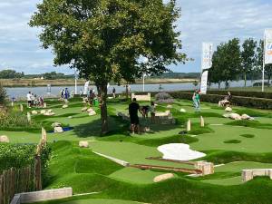 Ontwijk de obstakels op de minigolfbaan. Foto: MultiGolf Maurik