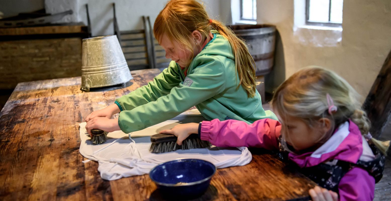 Handen uit de mouwen! In dit museumpark ga je ook zelf aan het werk. Foto: Nederlands Openluchtmuseum © Mike Bink