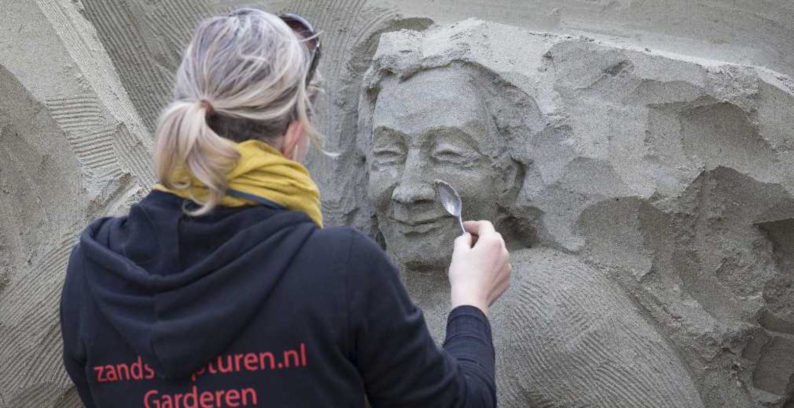 Zandkunstenaar aan het werk. Foto: 't Veluws Zandsculpturenfestijn