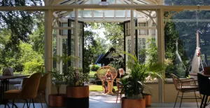 Wintertuin Experience: botanische theetuin in hartje Baarn Schuif aan en waan je in de jaren twintig. Het interieur van de Wintertuin Experience zit vol stijlvolle knipoogjes naar toen. Foto: DagjeWeg.NL, Coby Boschma.