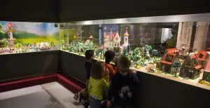 Het regent playmobilpoppetjes in het Limburgs Museum In de tentoonstellingsruimte reis je van het ene landschap naar het andere. Foto: Limburgs Museum.