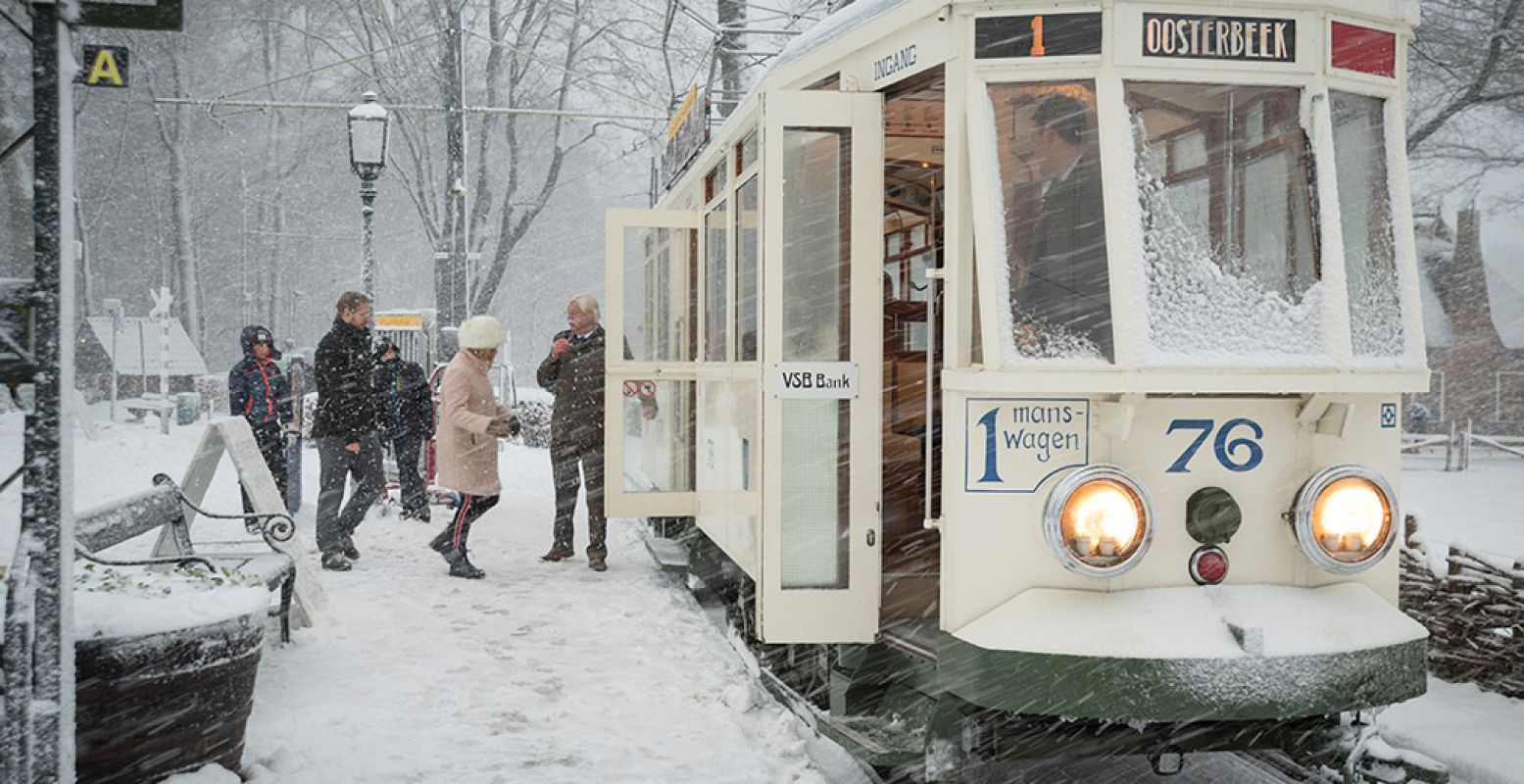Maak een ritje in de historische tram! Nu alleen nog duimen voor zo'n dik pak sneeuw voor extra wintersfeer. Foto: Nederlands Openluchtmuseum.
