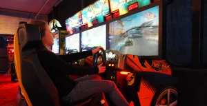 Win kaartjes voor een uitstapje Ga lekker zitten en race over het circuit of speel een van de andere spellen in de Arcadehal van Play-In. Foto: DagjeWeg.NL