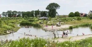 Tiengemeten: niet alleen een rustoord voor vogels Lekker spelen in de natuurspeeltuin. Foto: Natuurmonumenten © Janko van Beek
