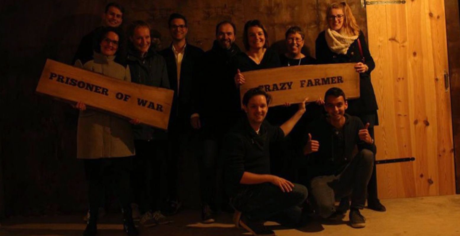 Cheese! Na de overwinning - of een mislukte ontsnappoging - zet Escape Room Wageningen iedereen op de foto. Zie hier het DagjeWeg.NL team! Foto: Escape Room Wageningen.