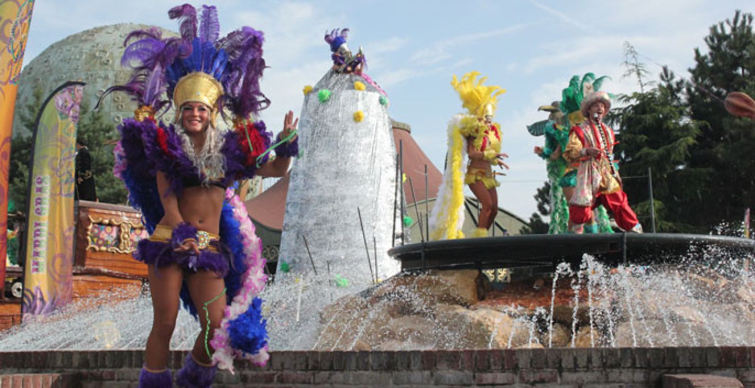 Acrobaten en danseressen laten hun kunsten zien. Foto: Attractie- en Vakantiepark Slagharen.