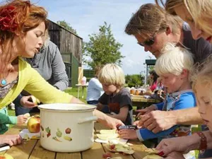 FarmCamps De Kamperhoek Samen buiten eten