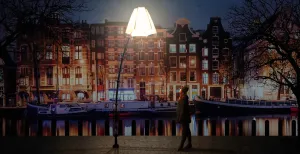 Bezoek in december deze 10 betoverende lichtfestivals Een ontmoeting met een schemerlamp. Dat kan zomaar gebeuren tijdens Amsterdam Light Festival. Foto: Amsterdam Light Festival