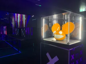 Spot unieke items, zoals het masker van Deadmau5. Foto: DagjeWeg.NL