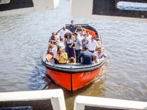 Met vrienden genieten op het water. Foto: Bootuitjes.nl