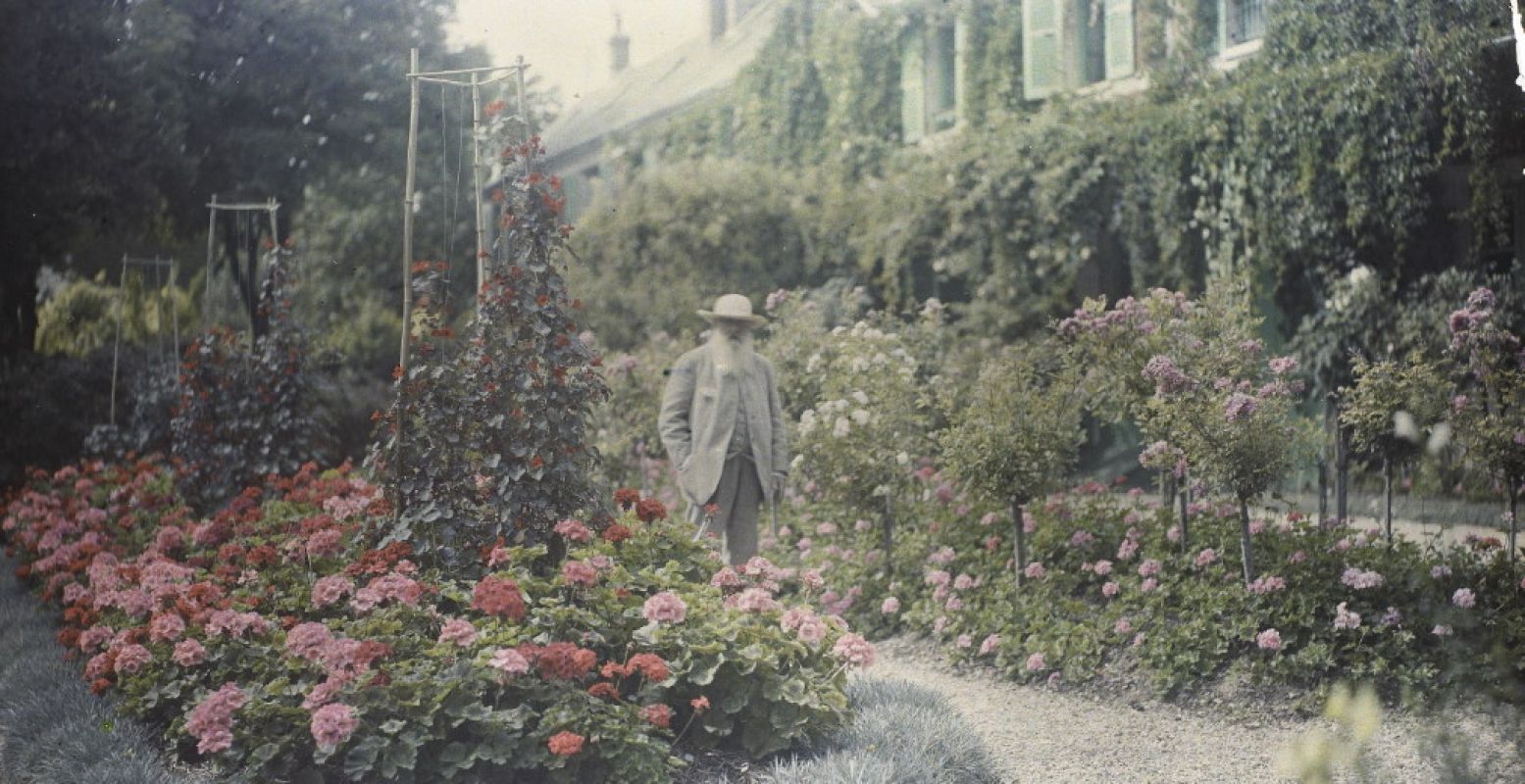 Claude Monet voor zijn huis in Giverny (detail), 1921 Autochroom, 18 x 24 cm Musée d'Orsay. Foto: Kunstmuseum Den Haag