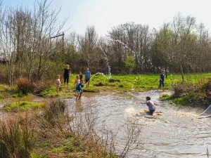 Je moet niet bang zijn om vies te worden. Foto: Landgoed Buitenpost