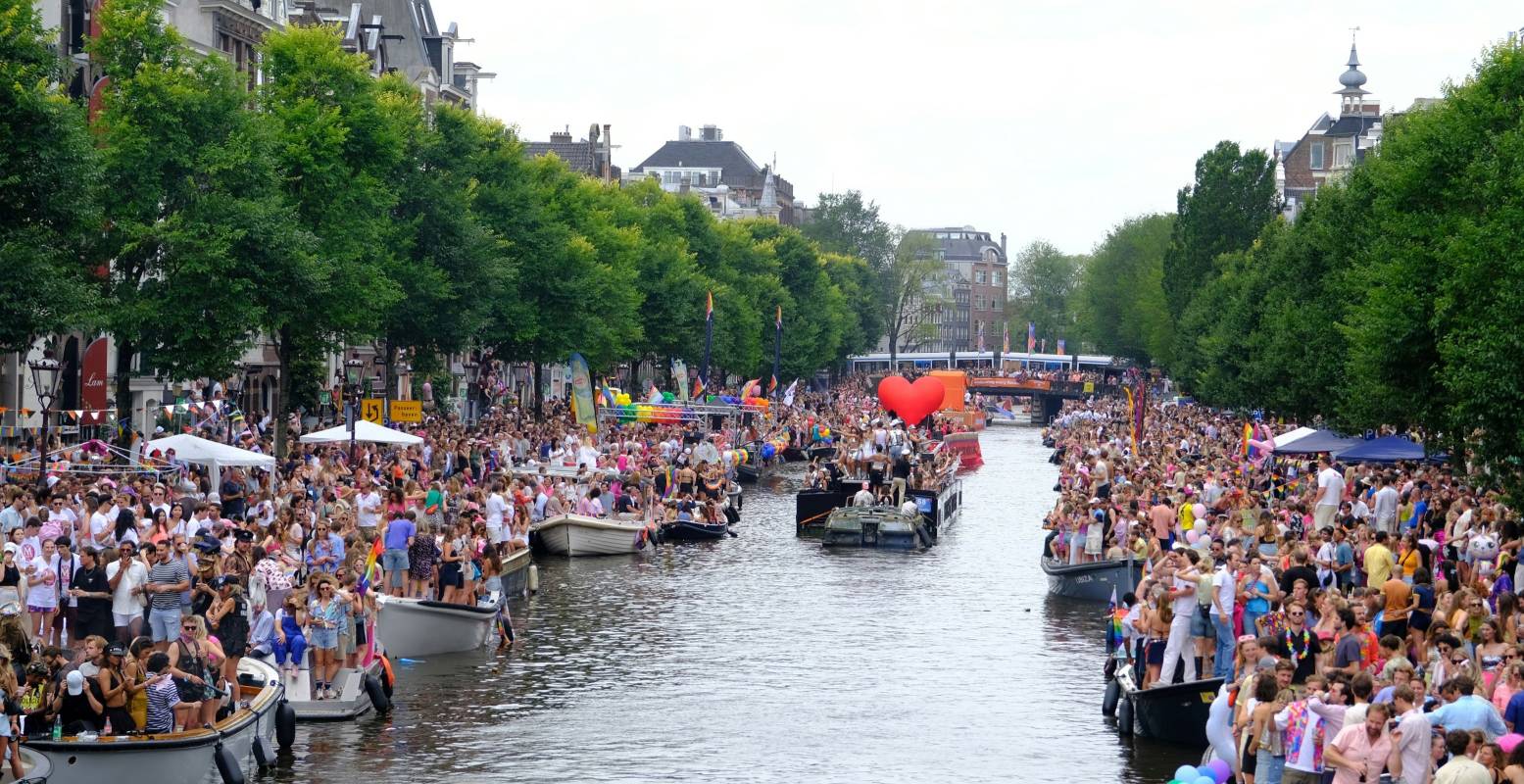 Bewonder prachtig versierde boten tijdens de Canal Parade. Foto:  Unsplash License  © Ari Dinar