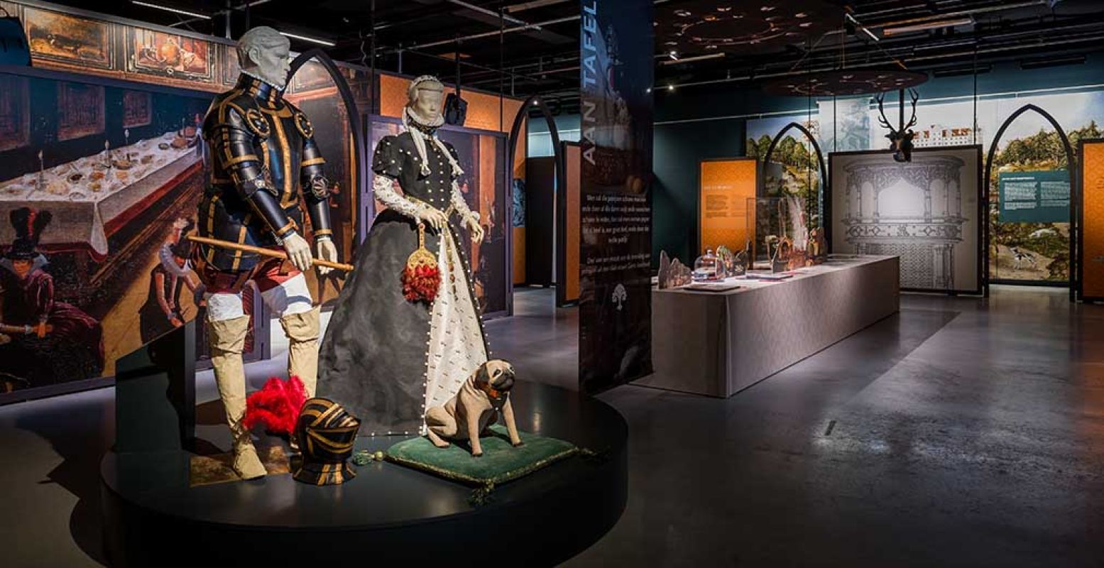 Bekijk kostuums van Anna en Willem. Leuk detail: de kostuums zijn van papier gemaakt door Isabelle de Borchgrave. Foto: Nationaal Militair Museum © Anne Reitsma.