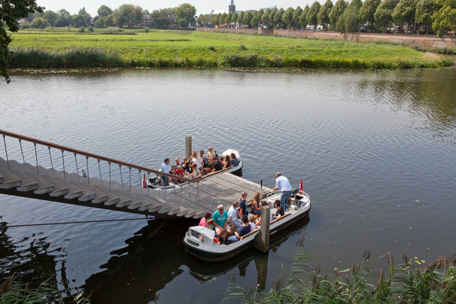 Je kunt het Bossche Broek ook met een rondvaartbootje bezoeken. Foto: Zuiderwaterlinie Â© Lieske Meima