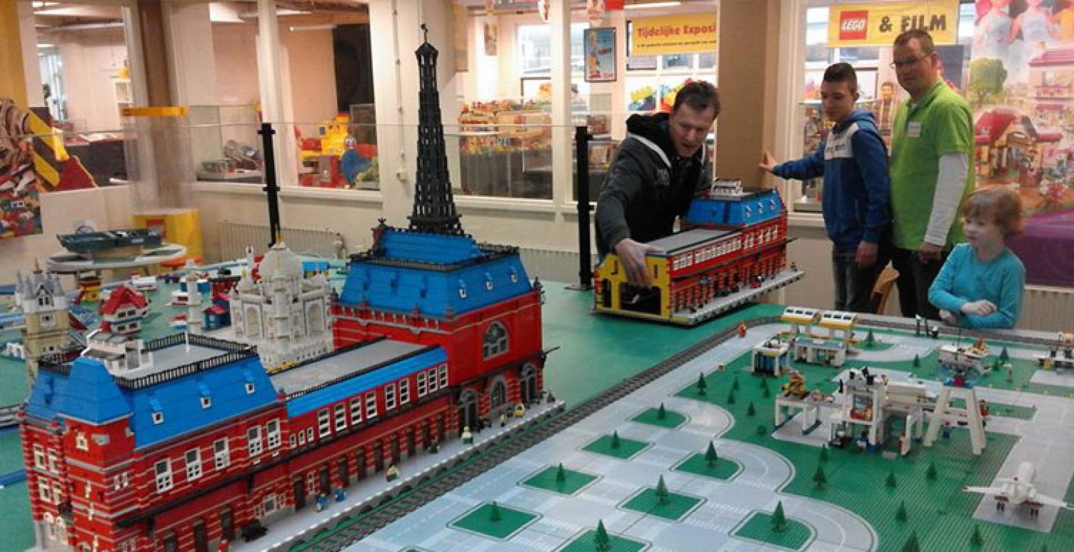 Kinderen bewonderen het station van Groningen, helemaal gemaakt van Lego! Foto:  Facebookpagina Legiomuseum Grootegast 
