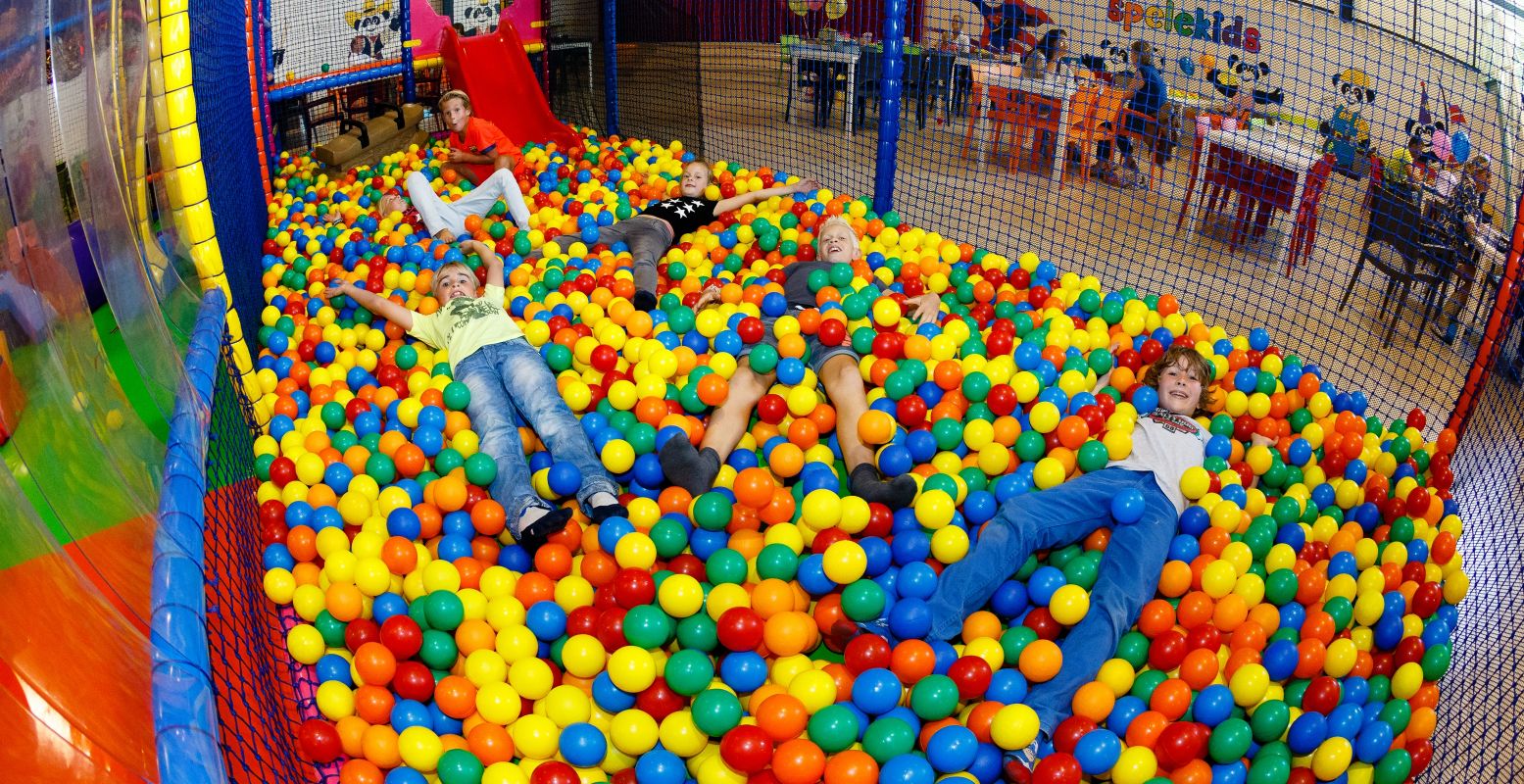 Jaaa, een duik in de ballenbak! Foto: Spelekids  © Glenn van Kamperdijk