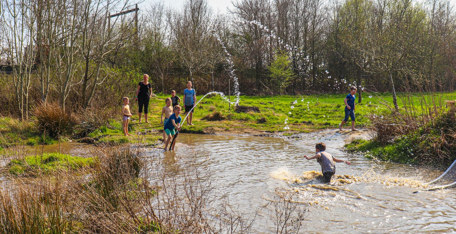 Je moet niet bang zijn om vies te worden op dit blotevoetenpad! Foto: Landgoed Buitenpost