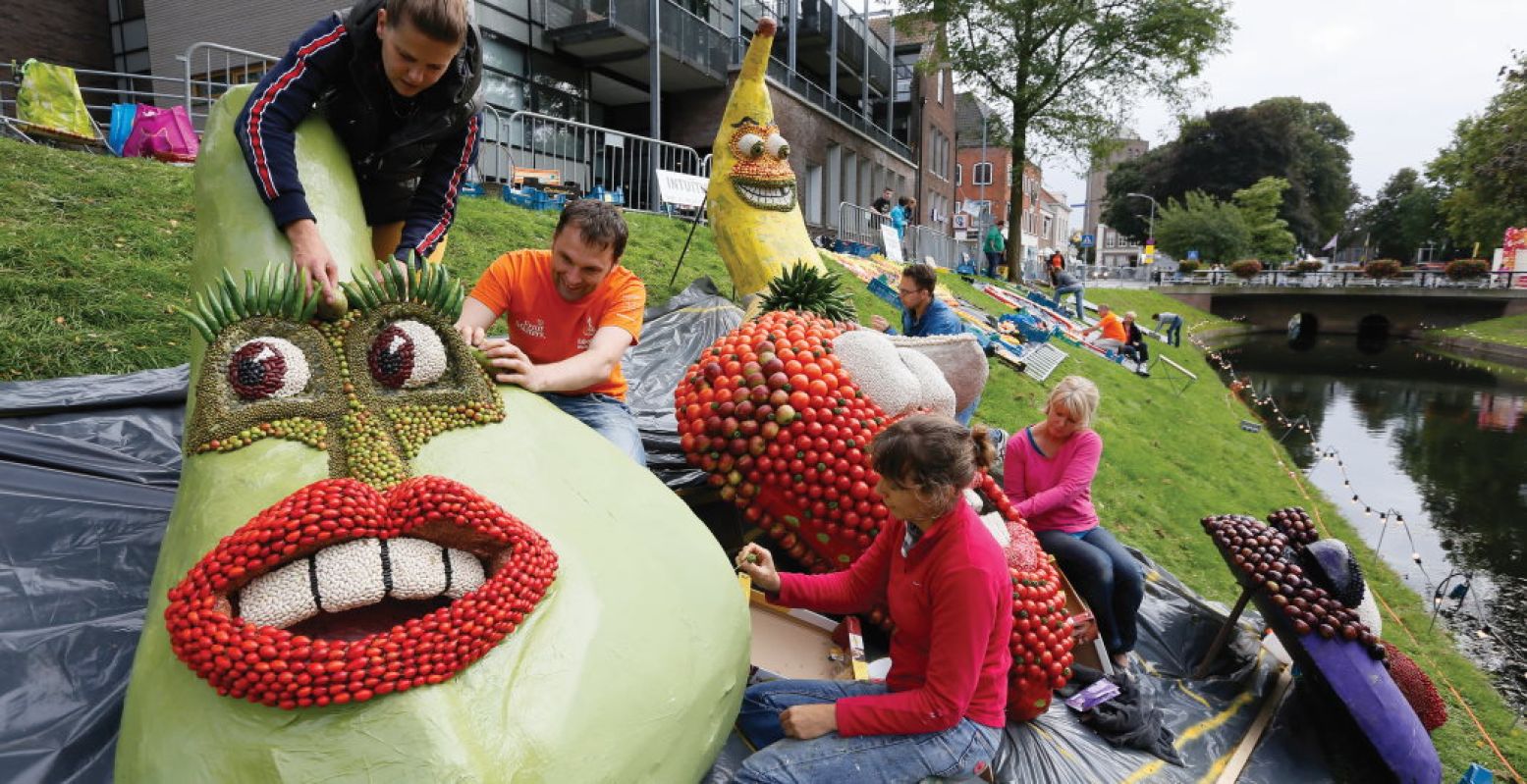 Op de stadsgrachtwallen van Tiel zijn prachtige mozaïeken gemaakt. Foto: Jan Bouwhuis