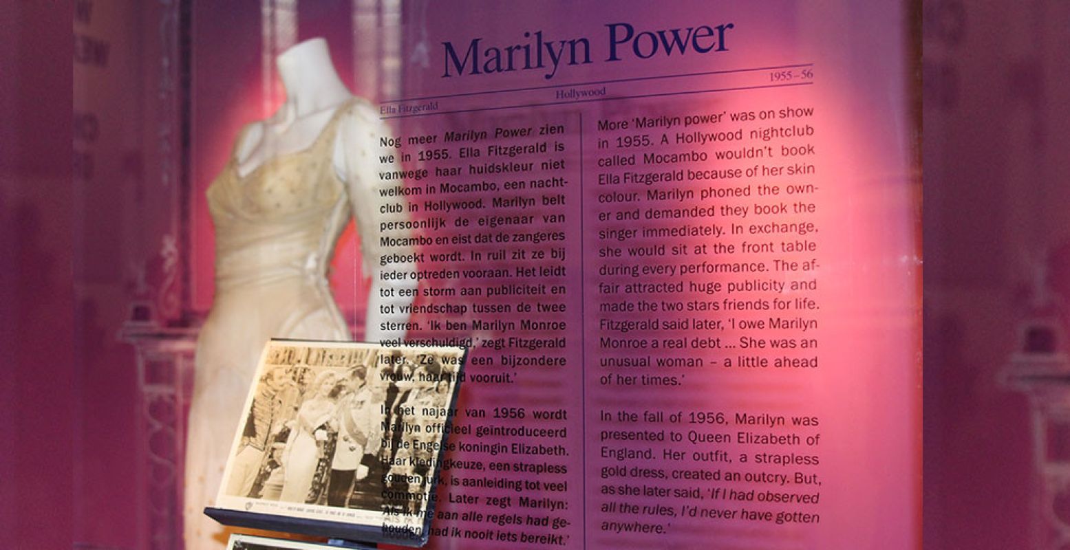 Marilyn was haar tijd ver vooruit. Op de achtergrond de jurk uit de film 'The Prince and the Showgirl' uit 1957. Foto: Redactie DagjeWeg.NL