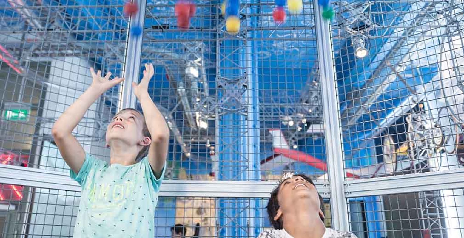 Probeer het patroon te ontdekken zodat je alle ballen kunt vangen! Foto: Het Science Centre Delft © Marcel Krijger.